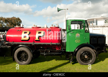 Citerne essence BP vintage au Goodwood Revival Banque D'Images