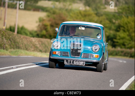 1967 Riley Elf classic car circulant sur une route en Angleterre. Banque D'Images