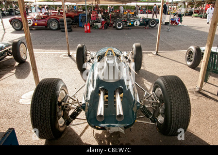 Vieille voiture de Formule Un dans le paddock au Goodwood Revival réunion de courses Banque D'Images