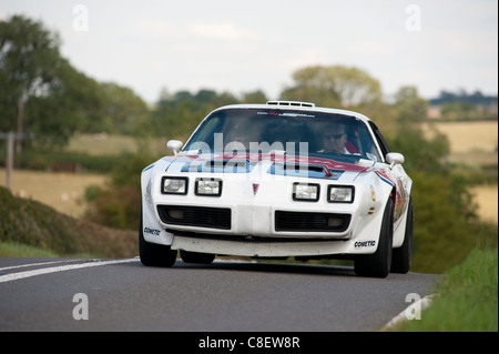 1970 Pontiac Firebird Trans Am voiture circulant sur une route en Angleterre. Banque D'Images