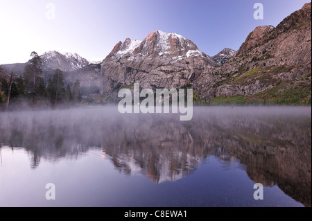 Au début, le matin, le lac d'argent, de la Sierra Nevada, montagnes, lacs, Boucle Juin près de Lee Vining, California, USA, United States, Amérique Latine Banque D'Images