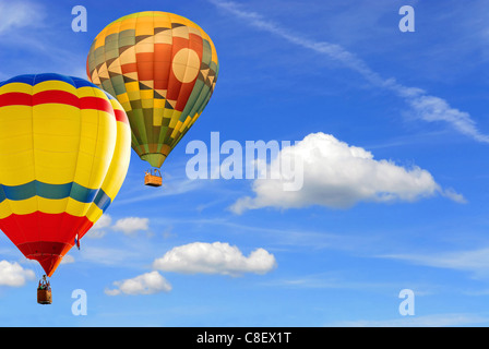 Deux couleurs montgolfières flottant sur fond de ciel bleu Banque D'Images