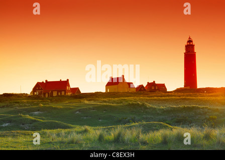 Phare au lever du soleil sur l'île néerlandaise Texel Banque D'Images