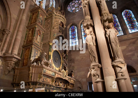 Pilier des Anges, & horloge astronomique de transept sud de Notre-Dame, Site du patrimoine mondial de l'UNESCO, Strasbourg, Alsace, France Banque D'Images