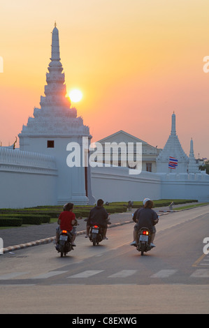 Soir, Wat Phra Kaew, le Grand Palais, vieux, Ville, municipalité, Bangkok, Thaïlande, Asie, coucher de soleil, motos Banque D'Images