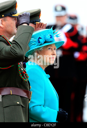 La Reine Elizabeth II La Grande-Bretagne inspecte la garde d'honneur de l'Irlande à l'Aras une Uachtarain, la résidence officielle du président Banque D'Images