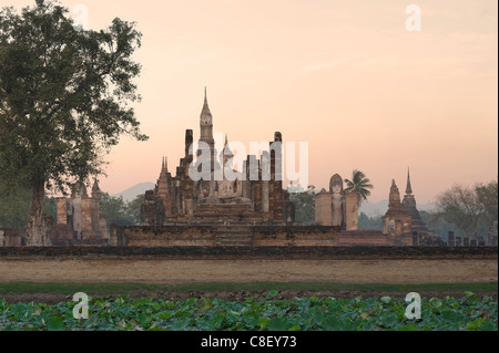 Wat Mahathat, le parc historique de Sukhothai, Sukhothai, Thaïlande, Asie,, Banque D'Images