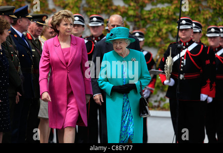 La reine Elizabeth II (2e R) et le Prince Philip, duc d'Édimbourg (R) sont accueillis par présidente irlandaise Mary McAleese (2L) Banque D'Images