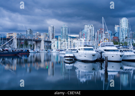 Pont Burrard et Broker's Bay Marina, False Creek, Vancouver, British Columbia, Canada Banque D'Images