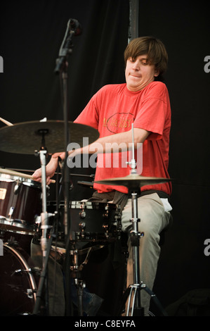 Batteur avec Led Bib jouant sur scène à Brecon Jazz Festival 2011 Banque D'Images