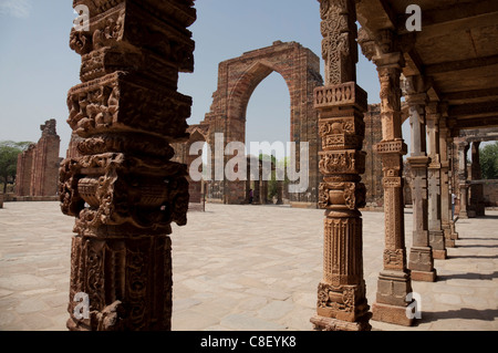 Ruines de Quwwat-ul-Islam mosquée, complexe Qutb, UNESCO World Heritage Site, Delhi, Inde Banque D'Images