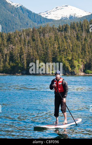 Paddleboarding in Windham Bay dans la région sauvage de la rivière Chuck, sud-est de l'Alaska, États-Unis d'Amérique Banque D'Images