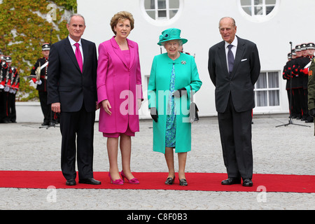 La reine Elizabeth II (2e R) et le Prince Philip, duc d'Édimbourg (R) sont accueillis par présidente irlandaise Mary McAleese (2L) Banque D'Images