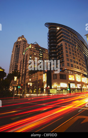 Light trails de trafic passant Da Vinci Hotel, Sandton, Johannesburg, Gauteng, Afrique du Sud Banque D'Images