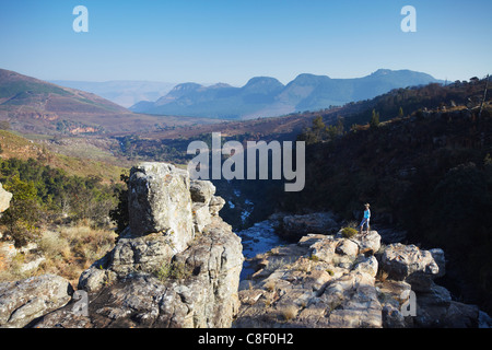 Femme à Lisbonne Falls, de l'Escarpement du Drakensberg, Mpumalanga, Afrique du Sud, l'Afrique Banque D'Images