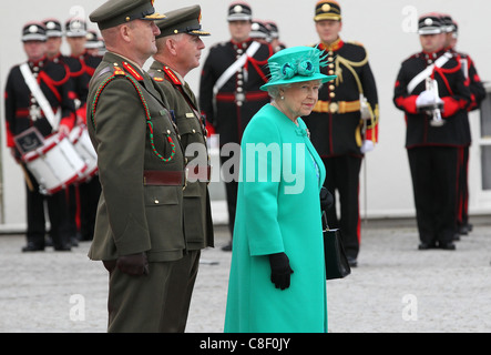 La Reine Elizabeth II La Grande-Bretagne inspecte la garde d'honneur de l'Irlande à l'Aras une Uachtarain, la résidence officielle du président Banque D'Images