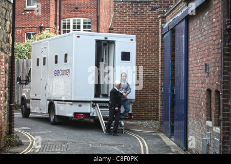 Un prisonnier arrive au tribunal dans une prison de GEOamey van. Photo par James Boardman. Banque D'Images