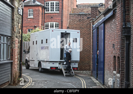 Un prisonnier arrive au tribunal dans une prison de GEOamey van. Photo par James Boardman. Banque D'Images