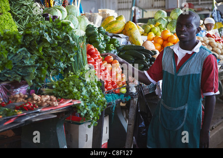 Vendeur de fruits et légumes au marché municipal, Maputo, Mozambique Banque D'Images