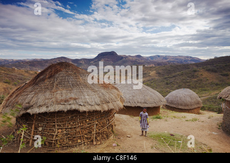 Enfant debout dans village de collines, Eshowe, Zululand, KwaZulu-Natal, Afrique du Sud Banque D'Images
