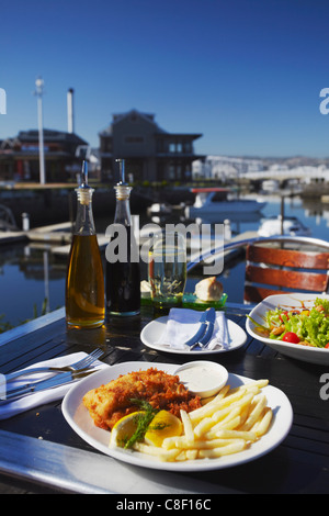 Fish and chips au restaurant en plein air, Thesen's Island, Knysna, Western Cape, Afrique du Sud Banque D'Images