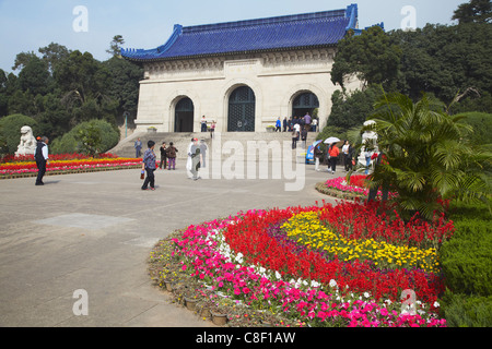 Les gens au mausolée de Sun Yat Sen (Zhongshan Ling Shan, Sanatorium On Gulang Island, Nanjing, Jiangsu, Chine Banque D'Images