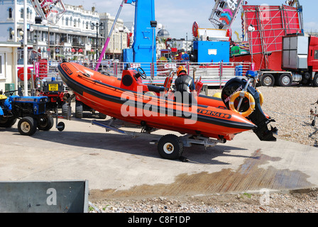Pêche côtière, Key Largo lifeboat sur remorque à rampe de lancement sur la plage. Worthing. West Sussex. L'Angleterre Banque D'Images