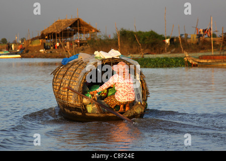 Les femmes sur la boutique en bateau flottant village flottant sur le lac Tonlé Sap près de Siem Reap, Cambodge Banque D'Images