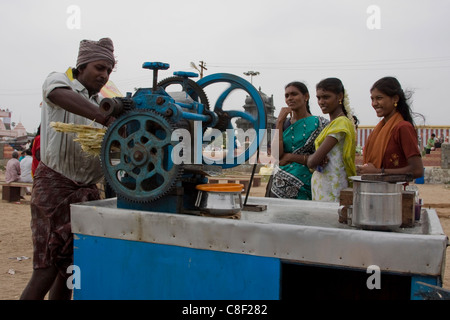 Man selling jus de canne, Kanyakumari, Tamil Nadu, Inde Banque D'Images