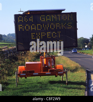 Panneau d'avertissement électronique en bordure de routes et les retards sur le chemin à parcourir près de Ganton Scarborough North Yorkshire UK Banque D'Images