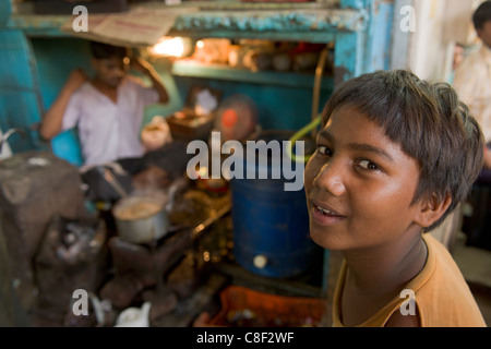 Jeune garçon travaillant dans une stalle de thé dans une ruelle de Khari Baoli Road, (marché aux épices Bazar de Chandni Chowk), Old Delhi, Inde Banque D'Images