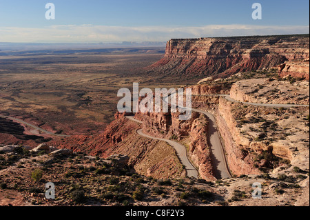 L'Autoroute, 261, col, Cedar Mesa, près de Mexican Hat Plateau du Colorado, Utah, USA, United States, Amérique, road Banque D'Images