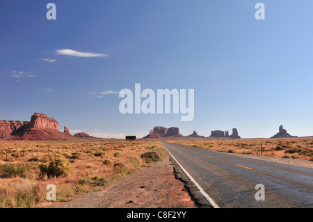 L'Autoroute, 163, Monument Valley, du Plateau du Colorado, Utah, USA, United States, Amérique du Nord, route, longue Banque D'Images