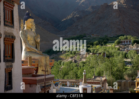 Image de Bouddha assis géant, Likir Gompa, (Ladakh) Jammu-et-Cachemire, l'Inde Banque D'Images