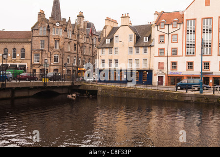 Les nouveaux et les anciens bâtiments au bord de l'eau, Leith, Edinburgh, Ecosse, Royaume-Uni Banque D'Images