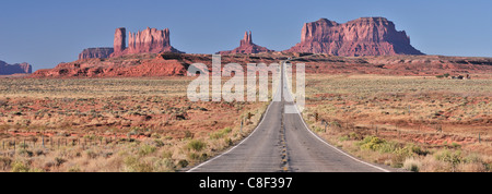 L'Autoroute, 163, Monument Valley, du Plateau du Colorado, Utah, USA, United States, Nord, paysage, route, longues, droites Banque D'Images