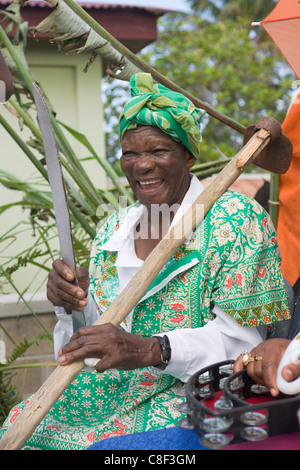 Vieille Femme vêtue comme une esclave d'origine des travailleurs des plantations, procession costumée pour célébrer le méthodisme sur l'île, Montserrat Banque D'Images