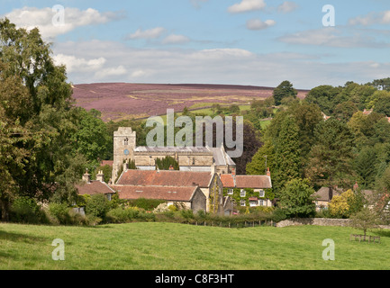 L'église et de Derbyshire moors à Heather temps North York Moors National Park UK Banque D'Images