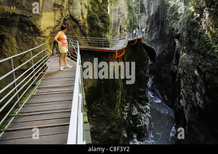Une passerelle suspendue dans les Gorges du Fier près d'Annecy en France Banque D'Images