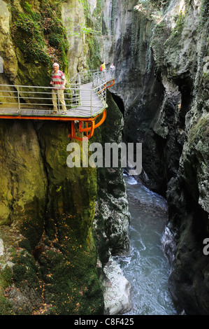 Une passerelle suspendue dans les Gorges du Fier près d'Annecy en France Banque D'Images