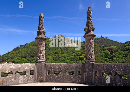 Quinta da Regaleira Sintra, un balcon avec vue sur le Château des Maures et palais de Pena Banque D'Images