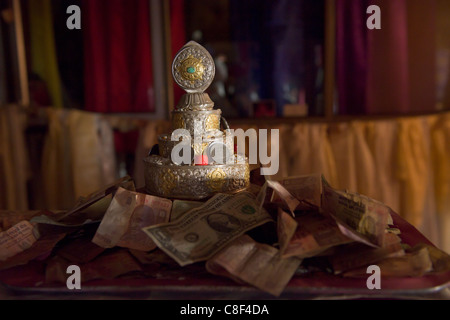 Offres bouddhiste de riz, des pièces et des billets, Likir Gompa, (Ladakh) Jammu-et-Cachemire, l'Inde Banque D'Images