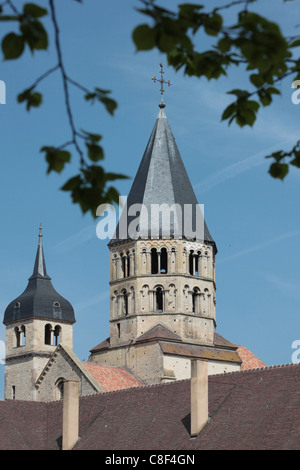 Vue sur clocher de l'eau Benite et plus petit tour de l'horloge, l'Abbaye de Cluny, Saône et Loire, Bourgogne, France Banque D'Images