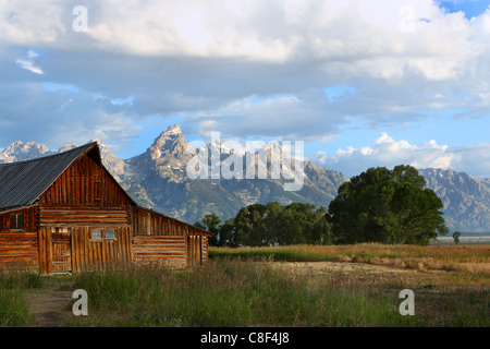 Lever du soleil sur la montagne avec une gamme Tetons belle et historique Mormon barn Banque D'Images