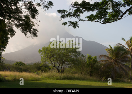 Volcan de la soufrière vu des jardins de Olveston House guesthouse, administré par George Martin, Montserrat Banque D'Images