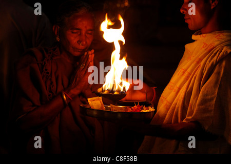 Prêtre et fervent d'effectuer aarti, Haridwar, Uttarakhand, Inde Banque D'Images