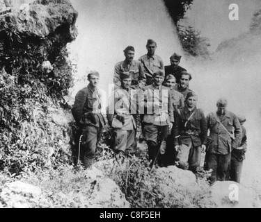 JOSIP BRIZ TITO (1892-1980) avec les agents partisane yougoslave PENDANT LA SECONDE GUERRE MONDIALE. Voir la description ci-dessous Banque D'Images