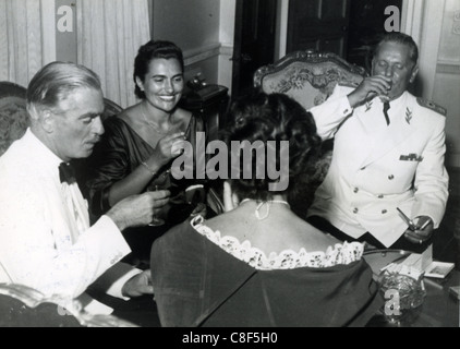 JOSIP BRIZ TITO (1892-1980) à droite avec femme Elodie et Anthony Eden à Belgrade le 18 septembre 1952 Banque D'Images