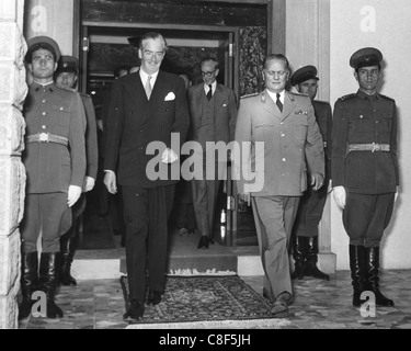 JOSIP BRIZ TITO (1892-1980) H de Yugolslavia à droite avec Anthony Eden à Bled, le 23 septembre 1952 Banque D'Images