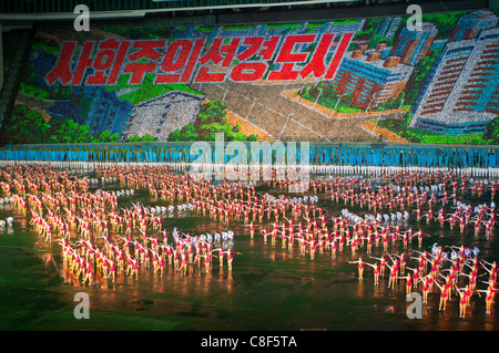 Danseurs et acrobates au Airand, festival des jeux de masse à Pyongyang, en Corée du Nord Banque D'Images